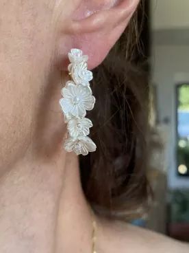 Boucles d’oreilles Éclosion Nacrée – Créoles fleuries au charme nacré