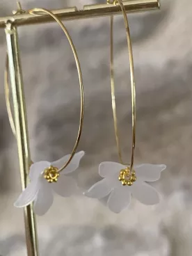 Boucles d’oreilles Épure Florale – Créoles dorées et fleur légère pour mariée moderne
