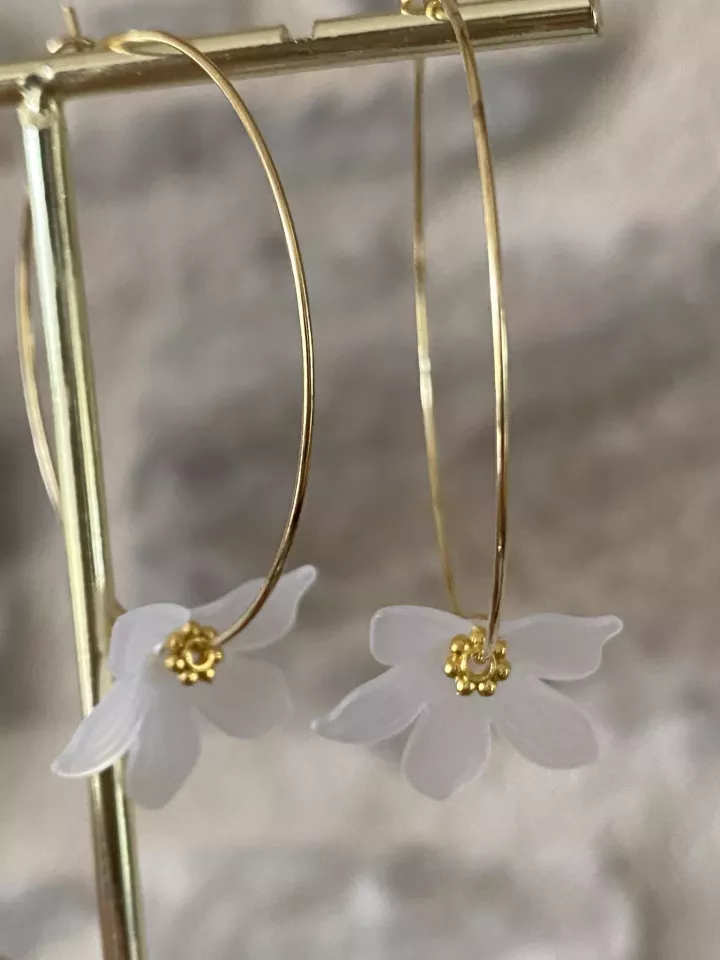 Boucles d’oreilles Épure Florale – Créoles dorées et fleur légère pour mariée moderne