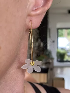 Boucles d’oreilles Épure Florale – Créoles dorées et fleur légère pour mariée moderne