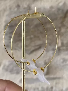 Boucles d’oreilles Épure Florale – Créoles dorées et fleur légère pour mariée moderne