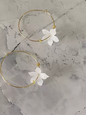 Boucles d’oreilles Épure Florale – Créoles dorées et fleur légère pour mariée moderne