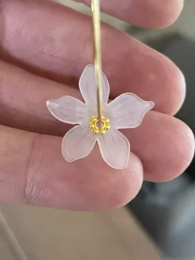 Boucles d’oreilles Épure Florale – Créoles dorées et fleur légère pour mariée moderne