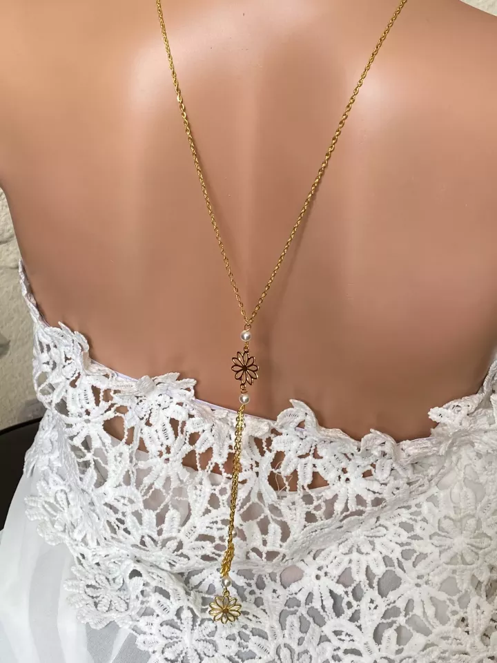 Collier de Dos Mariée Fleurs d’Éclat – Perles Nacrées Swarovski & Tombants Floraux Dorés Collier de Dos Mariée Fleurs d’Éclat – Perles Nacrées Swarovski & Tombants Floraux Dorés