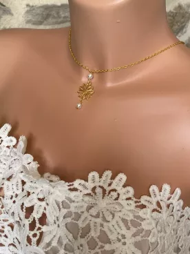 Collier de Dos Mariée Fleurs d’Éclat – Perles Nacrées Swarovski & Tombants Floraux Dorés
