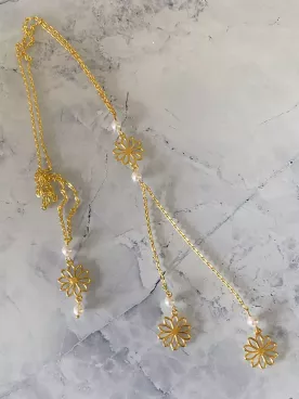 Collier de Dos Mariée Fleurs d’Éclat – Perles Nacrées Swarovski & Tombants Floraux Dorés