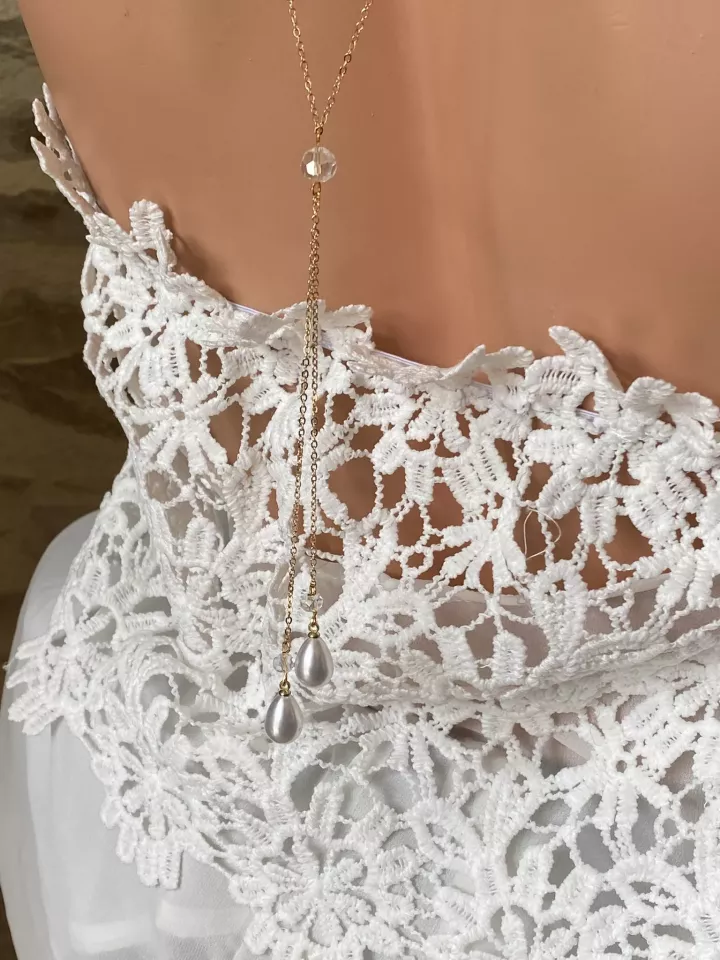 Collier de Dos Mariée Amaya – Gouttes Nacrées & Perles de Cristal Swarovski Collier de Dos Mariée Amaya – Gouttes Nacrées & Perles de Cristal Swarovski