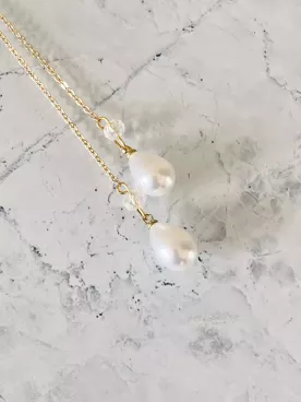 Collier de Dos Mariée Amaya – Gouttes Nacrées & Perles de Cristal Swarovski