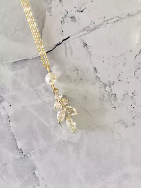 Collier de Dos Mariée Aveline – Feuillage de Zirconium & Perles Swarovski Nacrées et Cristal