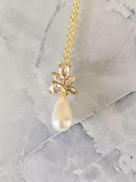 Collier de Dos Mariée Liona – Goutte Nacrée, Feuillage Zirconium & Perles Swarovski