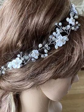 Ornement de Chignon Élora – Fleurs Blanches & strass Argentées
