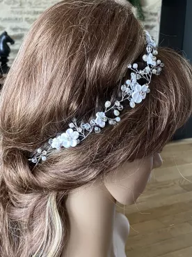 Ornement de Chignon Élora – Fleurs Blanches & strass Argentées