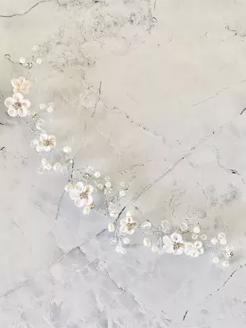 Ornement de Chignon Élora – Fleurs Blanches & strass Argentées