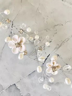 Ornement de Chignon Élora – Fleurs Blanches & strass Argentées