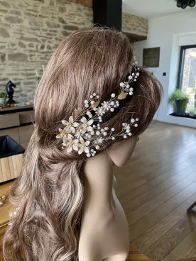Ornement de Chignon Soléa – Fleurs Dorées, Feuillage & Perles Nacrées