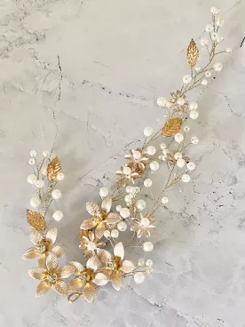 Ornement de Chignon Soléa – Fleurs Dorées, Feuillage & Perles Nacrées