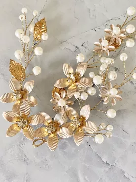 Ornement de Chignon Soléa – Fleurs Dorées, Feuillage & Perles Nacrées