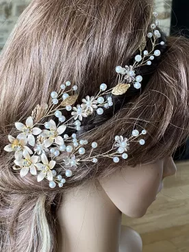 Ornement de Chignon Soléa – Fleurs Dorées, Feuillage & Perles Nacrées
