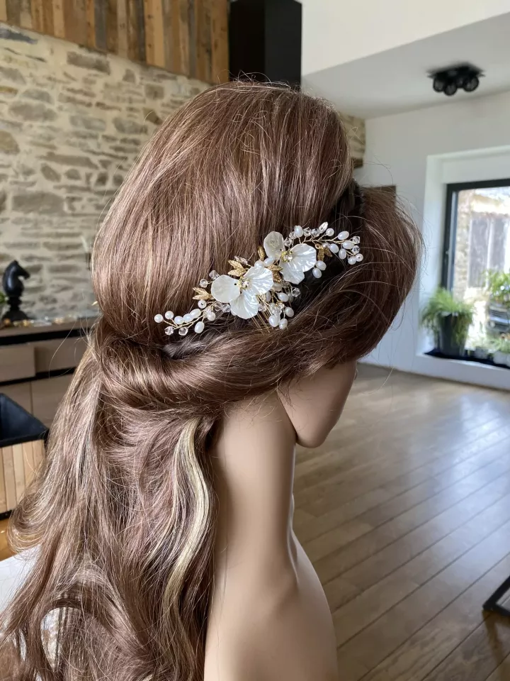 Peigne de Mariée Camélia – Fleurs Nacrées, Perles & Strass