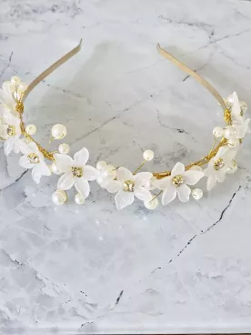 Serre-tête Mariée Flora – Fleurs Givrées, Perles Nacrées & Strass sur Doré