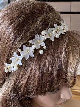 Serre-tête Mariée Flora – Fleurs Givrées, Perles Nacrées & Strass sur Doré
