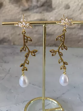 Boucles d’Oreilles Mariée Séléné – Goutte Nacrée & Branchage Doré | Clou Zirconium