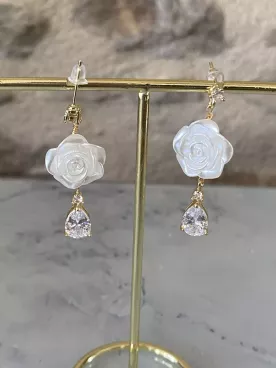 Boucles d’Oreilles Mariée Élina – Fleur Nacrée & Goutte Zirconium | Clou Finition Brillante | Mariage Romantique et Raffiné