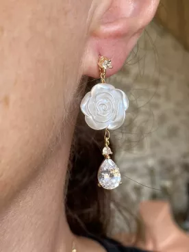 Boucles d’Oreilles Mariée Élina – Fleur Nacrée & Goutte Zirconium | Clou Finition Brillante | Mariage Romantique et Raffiné