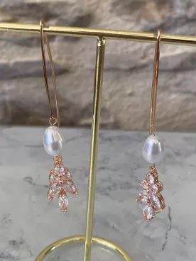 Boucles d’Oreilles Mariée Lyana – Perle Nacrée & Feuillage Zircon | Finition Gold Rose