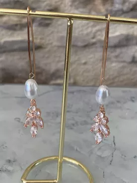Boucles d’Oreilles Mariée Lyana – Perle Nacrée & Feuillage Zircon | Finition Gold Rose