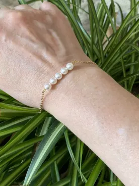 Bracelet Mira – Perles Nacrées Swarovski & Chaîne Dorée | Bijou Fin Mariée & Cérémonie