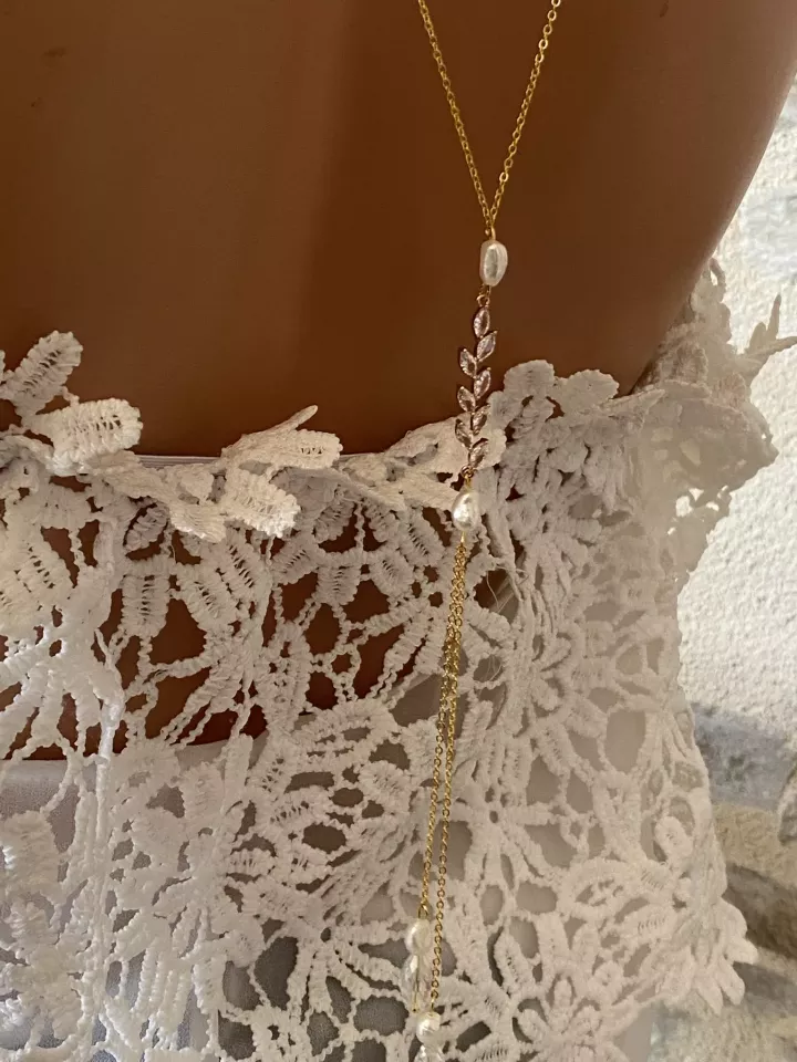 Collier de Dos Mariée Oréa – Feuillage Zirconium & Perles d’Eau Douce Collier de Dos Mariée Oréa – Feuillage Zirconium & Perles d’Eau Douce