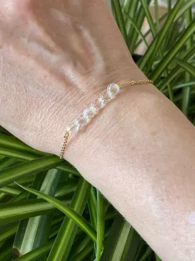 Bracelet Olivia mariage délicat 6 perles Swarovski nacrées – Bijou de mariée fin et raffiné – Bracelet minimaliste