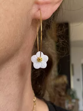 copie de Boucles d’oreilles Maëna créoles  fleur blanche et perle dorée – Bijou mariage bohème chic