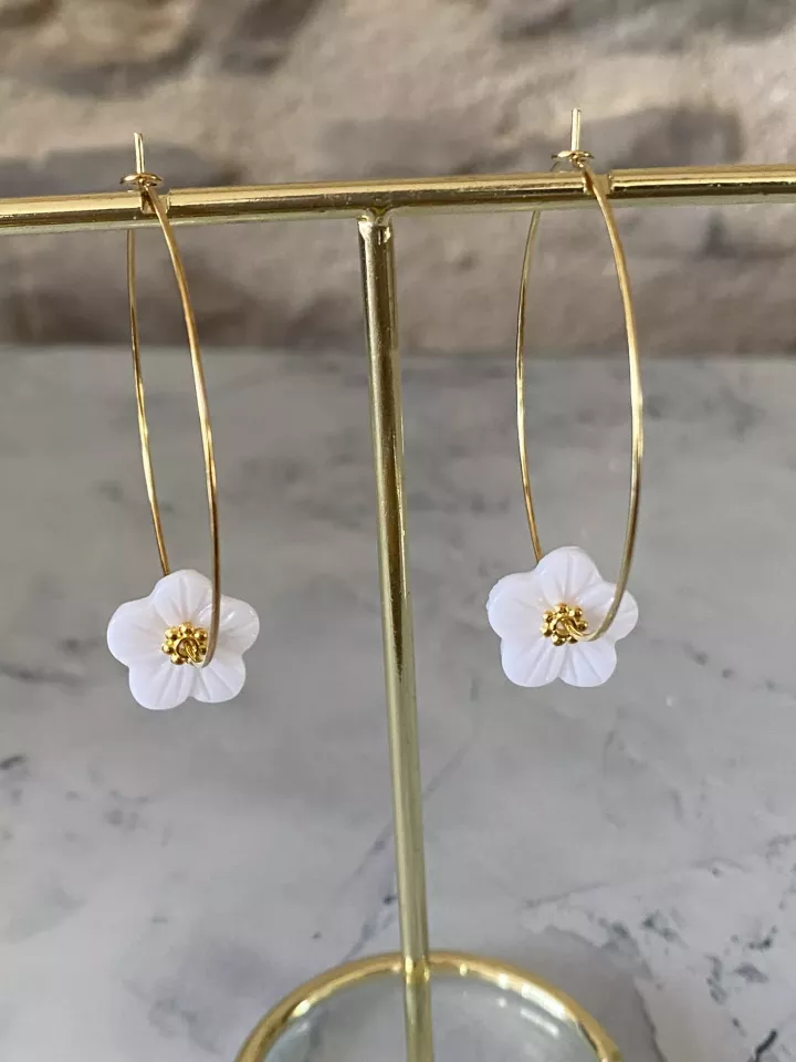 copie de Boucles d’oreilles Maëna créoles  fleur blanche et perle dorée – Bijou mariage bohème chic