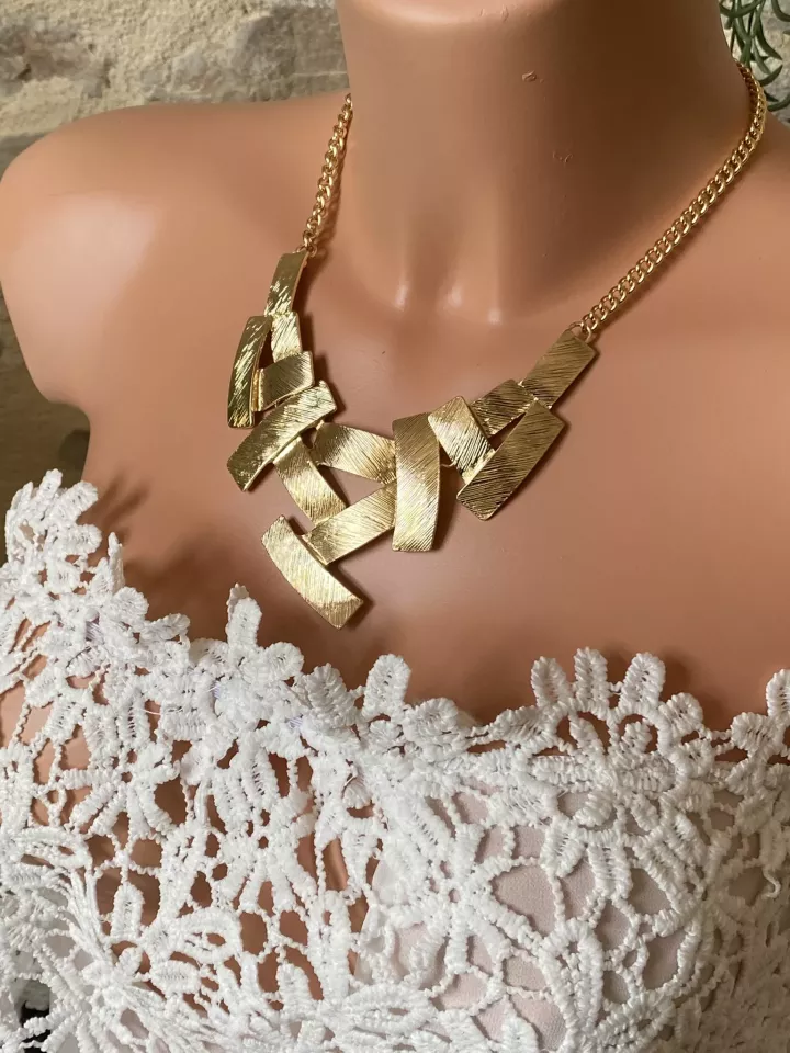 Collier doré géométrique oversize – Bijou XXL design moderne – Collier statement graphique doré