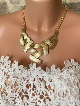Collier doré géométrique oversize – Bijou XXL design moderne – Collier statement graphique doré