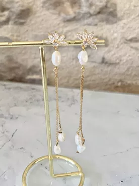 Boucles d’oreilles Elyra mariage perles d’eau douce irrégulières – Bijou raffiné et romantique – fleur et chaînes fines