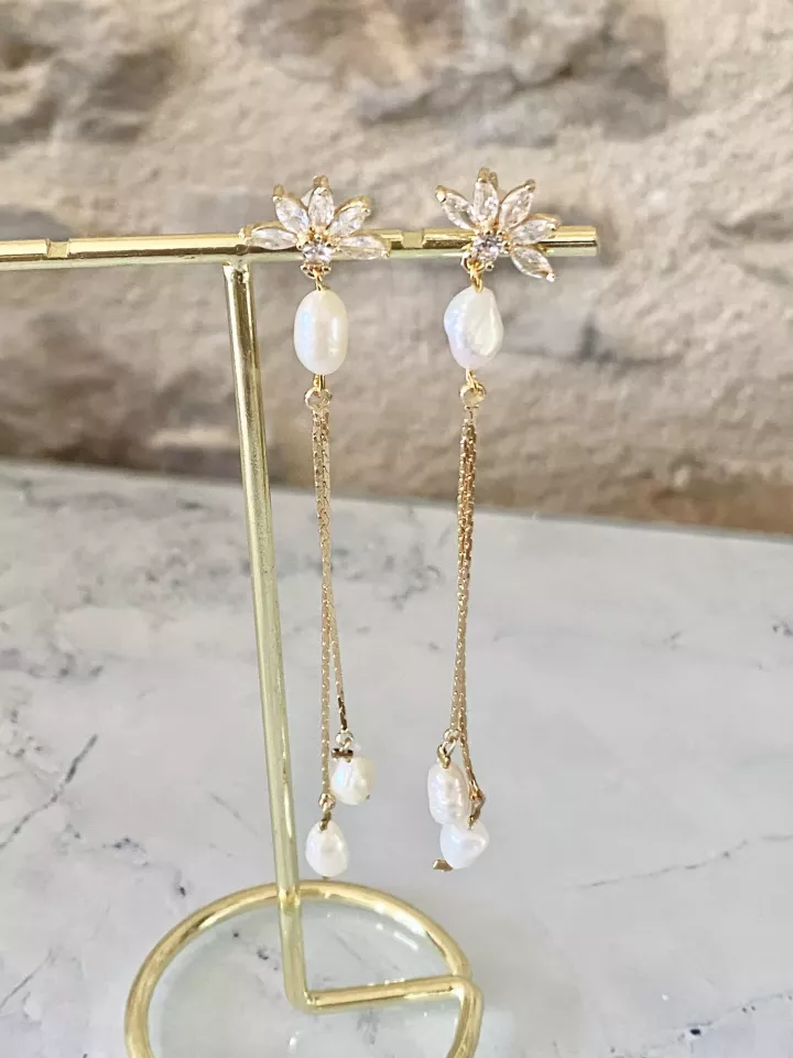 Boucles d’oreilles Elyra mariage perles d’eau douce irrégulières – Bijou raffiné et romantique – fleur et chaînes fines