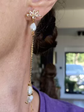 Boucles d’oreilles Elyra mariage perles d’eau douce irrégulières – Bijou raffiné et romantique – fleur et chaînes fines