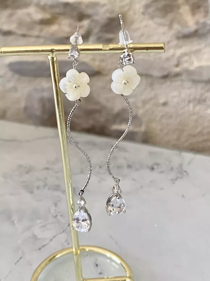 Boucles d’oreilles Ysia argentées fleur en nacre et cristal goutte – Bijou de mariée élégant et raffiné