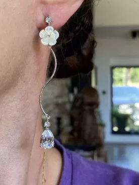 Boucles d’oreilles Ysia argentées fleur en nacre et cristal goutte – Bijou de mariée élégant et raffiné