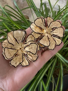 Boucles d’oreilles Astraé fleurs dorées XXL avec liseré noir  – Grandes boucles florales originales