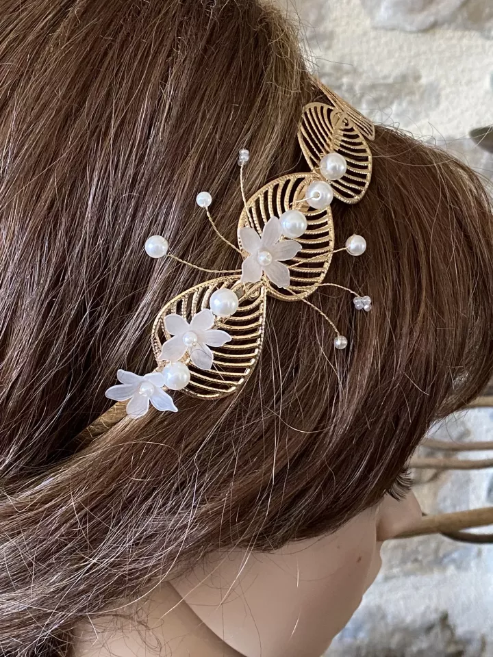 Serre-tête mariée Salomé feuillage doré et fleurs – Accessoire de mariage romantique avec perles nacrées – Couronne florale