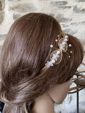 Serre-tête mariée Salomé feuillage doré et fleurs – Accessoire de mariage romantique avec perles nacrées – Couronne florale