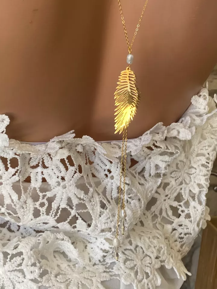 Collier de dos Ophélia mariée plumes dorées | Cristaux Swarovski | Création unique artisanale | Bijou dos nu mariage ou EVJF Collier de dos Ophélia mariée plumes dorées | Cristaux Swarovski | Création unique artisanale | Bijou dos nu mariage ou EVJF