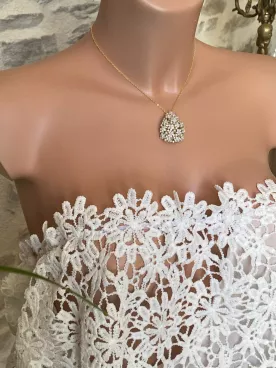 Collier Léane mariée fleurs nacrées | Bouquet en triangle sur chaîne dorée | Bijou délicat mariage