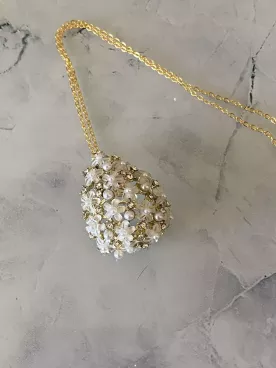 Collier Léane mariée fleurs nacrées | Bouquet en triangle sur chaîne dorée | Bijou délicat mariage