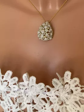 Collier Léane mariée fleurs nacrées | Bouquet en triangle sur chaîne dorée | Bijou délicat mariage