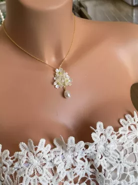 Collier Elinea mariée fleurs nacrées & goutte nacrée|  Bijou romantique mariage